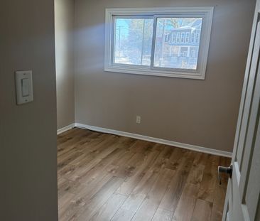 For Lease - 108 MULCASTER Street, Barrie, Ontario - Photo 2