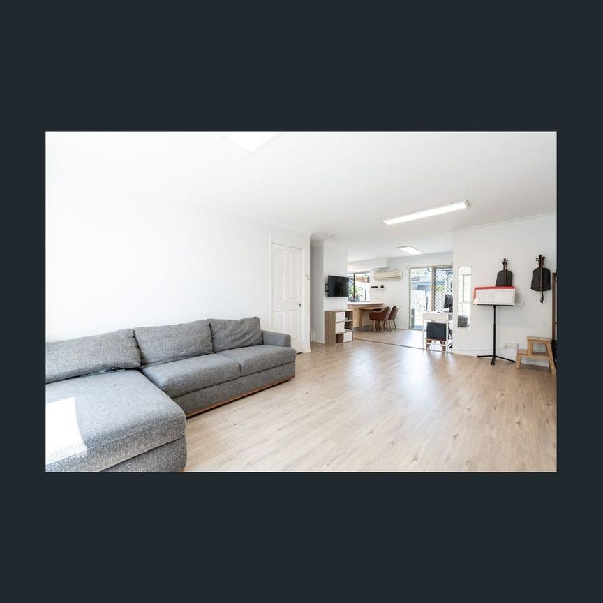 A luxury New Renovated Modern Three-Bedroom Townhouse . - Photo 1