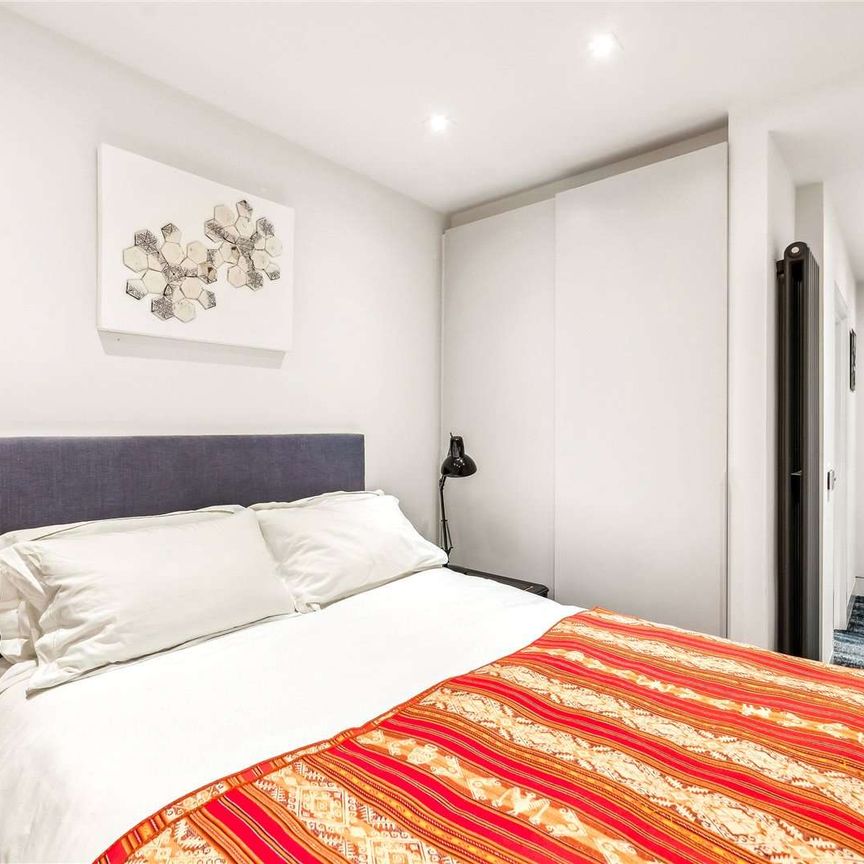 SHORT LET - A fabulous three bedroom house with private parking available to rent in Hyde park - Photo 1