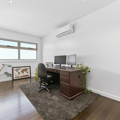 LUXURIOUS FOUR BEDROOM TOWNHOUSE! - Photo 1