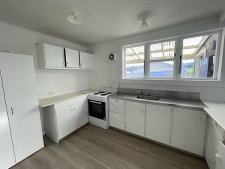 Updated three-bedroom home - Photo 5