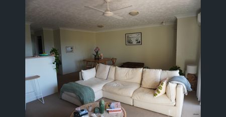 Two Bedroom Coastal Apartment! - Photo 2