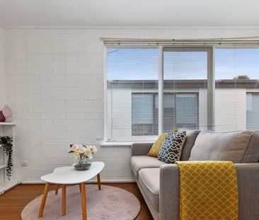 Stylish & Sunlit Apartment Opposite Caulfield Park - Photo 1