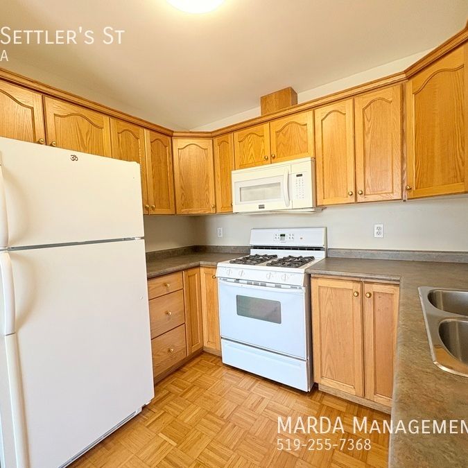 SPACIOUS 2+1 BEDROOM / 2 BATHROOM HOME IN SOUTH WINDSOR +UTILITIES - Photo 1
