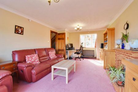 4 bedroom detached house to rent - Photo 2
