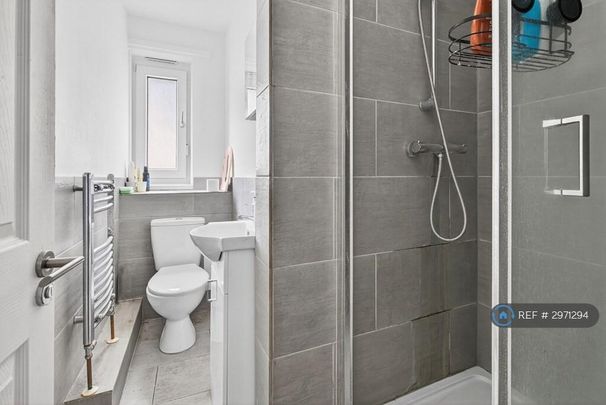 1 bedroom in a flat share to rent - Photo 1