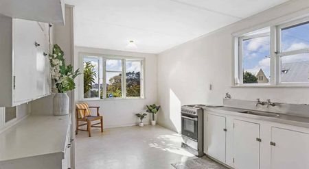 Charming 4BR Home in Mt. Roskill - Photo 2