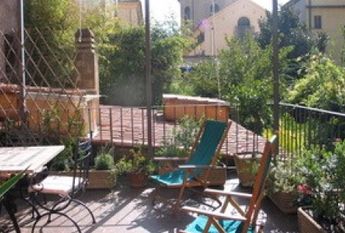 Trastevere-Terrace: 45sqm. Charming studio loft. Entrance, living room, separate kitchen, renovated bath, sleeping loft, large private terrace. Sunny, silent. Ref. 692