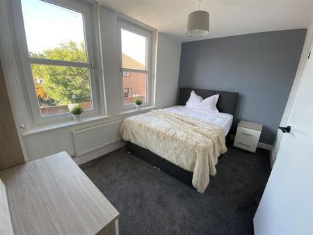 1 bedroom in a house share to rent - Photo 2