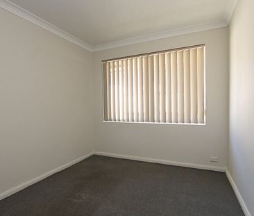 SPACIOUS TWO BEDROOM TOWNHOUSE STYLE UNIT IN PRIME LOCATION!! - Photo 2