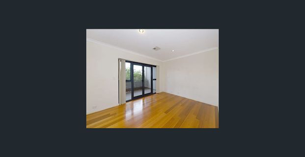 Modern Chic Townhouse in Prime Fremantle Location - Photo 1