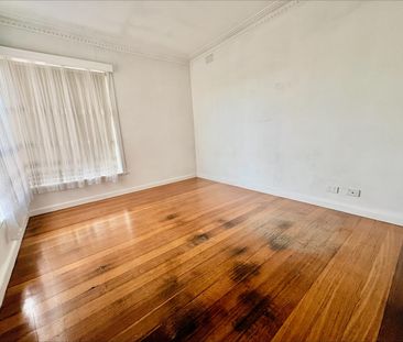 Family home in perfect Location -Unmatched Convenience & Lifestyle - Photo 3