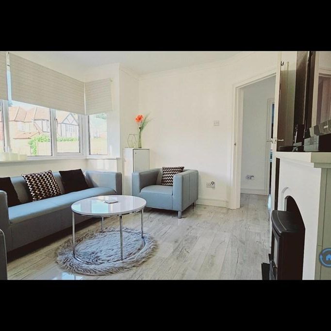 6 bedroom bungalow to rent - Photo 1