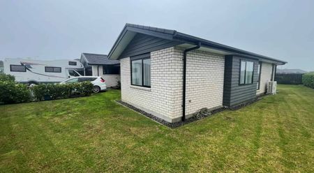 Stunning 4 bedroom low maintenance - Photo 2