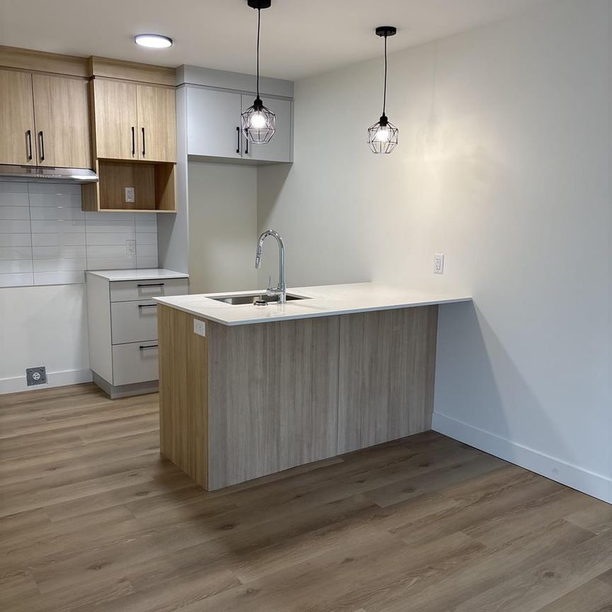 Immeuble - 18 Rue Allen Est, Waterloo 5 Et Demi Neuf - Waterloo - Photo 1