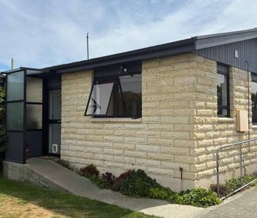 Three-bedroom Cromwell home with conservatory, fenced yard, and pet... - Photo 4