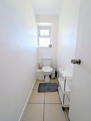 Room in a Shared Flat, West House Close, SW19 - Photo 1