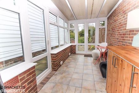 2 bedroom semi-detached house to rent - Photo 5