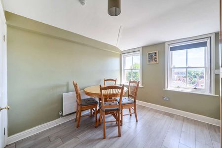 Fully furnished top floor apartment with views of Winchester Cathedral - Photo 2