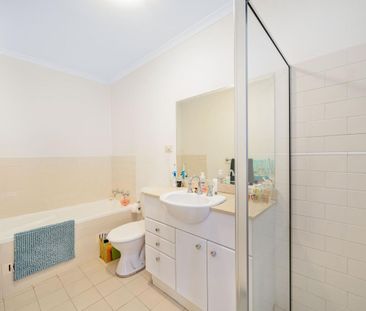 Spacious unit with Parking - Excellent Location - Photo 4