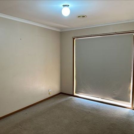 THREE BEDROOM HOME CLOSE TO HOSPITAL - Photo 4