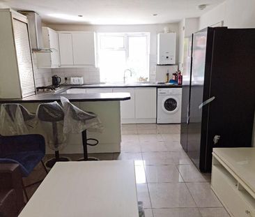 6 bedroom townhouse to rent - Photo 2