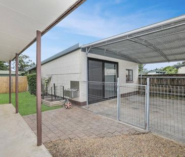 Air Conditoned Half Duplex - Huge Rumpus Room - Fenced Yard - Singl... - Photo 6