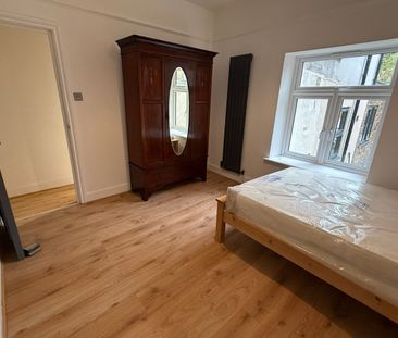 4 Bed Terraced House, London, E5 - Photo 3