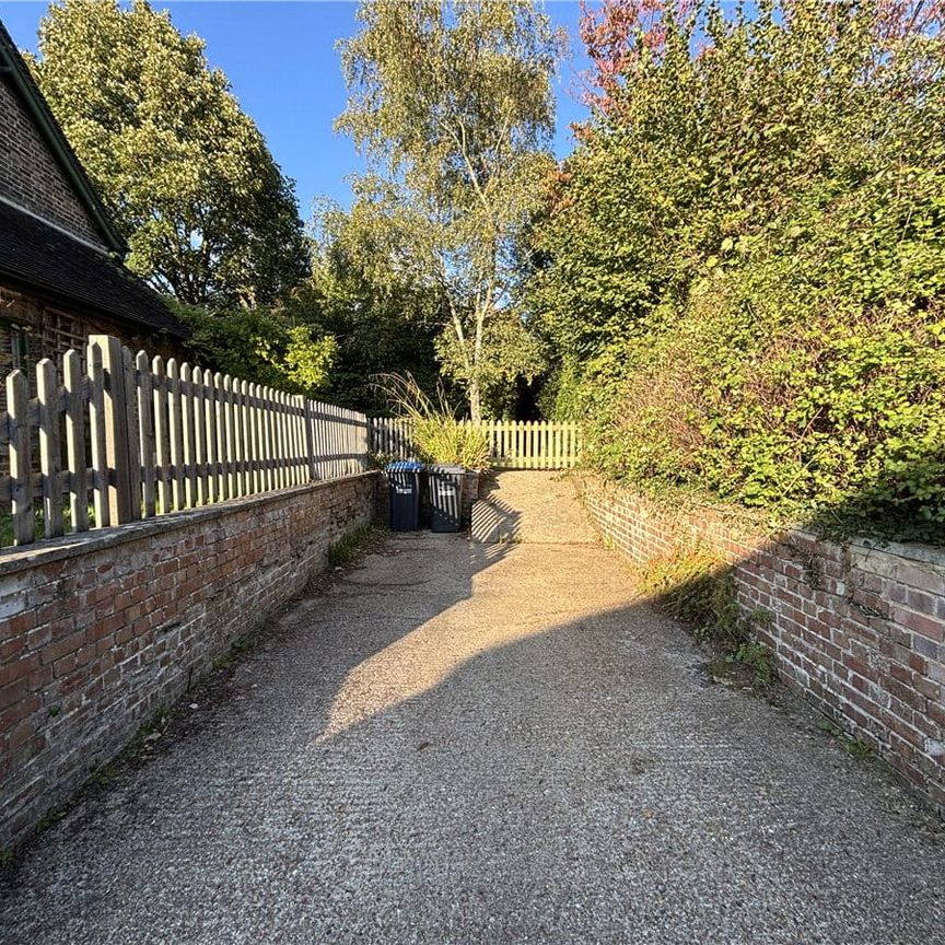 An updated two bedroom semi-detached cottage located in the village of Ardingly within walking distance of the local amenities. Recently refurbished with high quality interior and modern features. Double bedroom and a large single room. - Photo 1