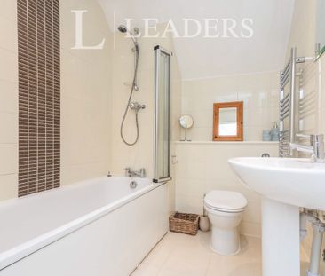 2 bedroom apartment to rent High Street, Redhill, RH1 - Photo 5