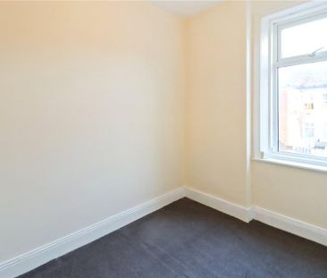 3 bedroom flat to rent - Photo 2