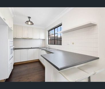 Renovated Townhouse With Private Yard - Photo 3