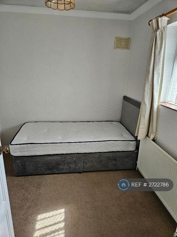 1 bedroom in a house share to rent - Photo 4