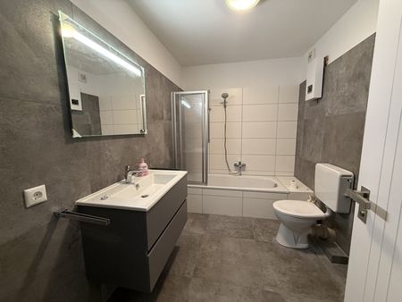 Großzügige, sanierte 2,5-Zimmer-Wohnung mit Loggia in zentraler Lage - Photo 5