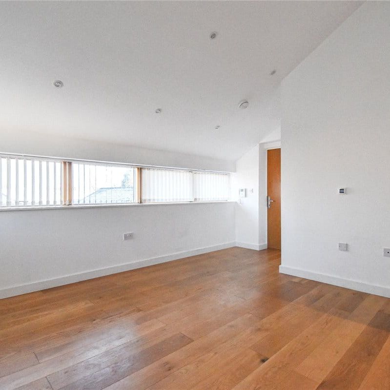 Spacious 1 bedroom second floor apartment at this unique development conveniently situated for the City centre & Science Parks. Underfloor electric heating. Communal satellite dish. Security phone entry system. Secure cycle store. Unfurnished. - Photo 1