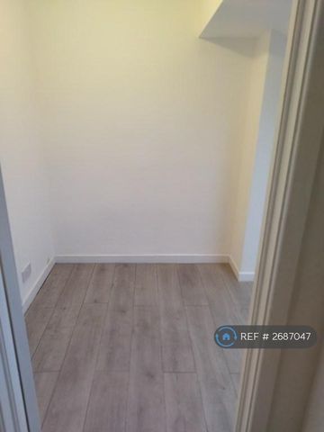 4 bedroom terraced house to rent - Photo 4