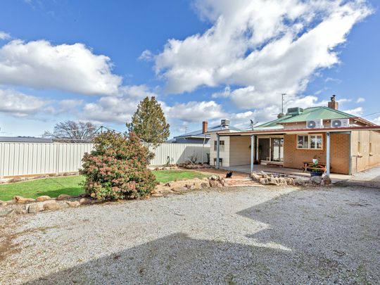 Spacious 3-Bedroom Home in Prime East Tamworth Location! - Photo 1