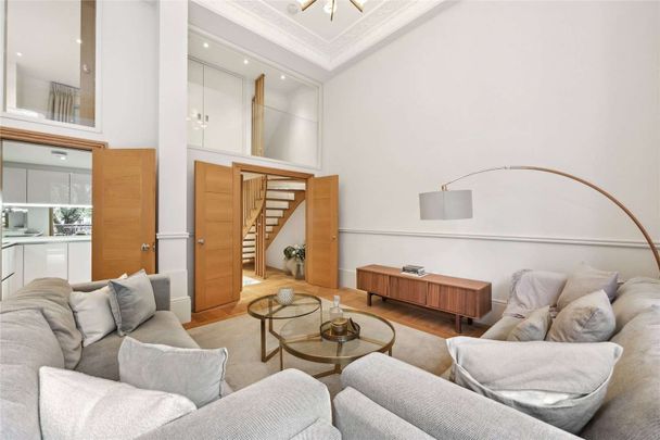 An impressive recently refurbished two bedroom apartment within a stunning period building located on a prime Knightsbridge garden square. - Photo 1