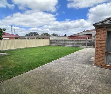 Spacious 3-Bedroom Home for Rent in Cranbourne West - Photo 5