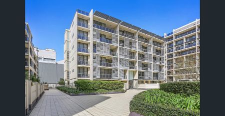 Generously Sized 2 Bedroom Apartment Penthouse - Photo 3