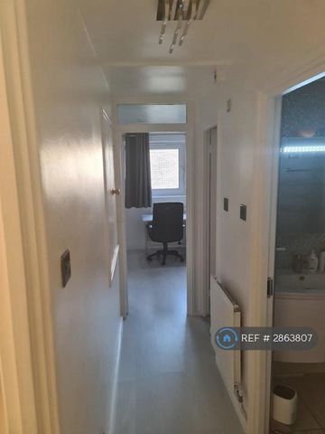 3 bedroom flat to rent - Photo 5