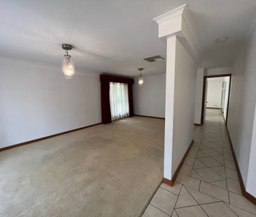 Large 4 Bedroom Home with 2 Living Areas! - Photo 6