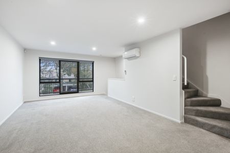 3 Bedroom, 3 Level Townhouse in Sydenham. - Photo 5