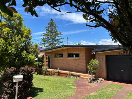 Comfortable 3-Bedroom Home with Air Conditioning and Sunroom - Photo 4