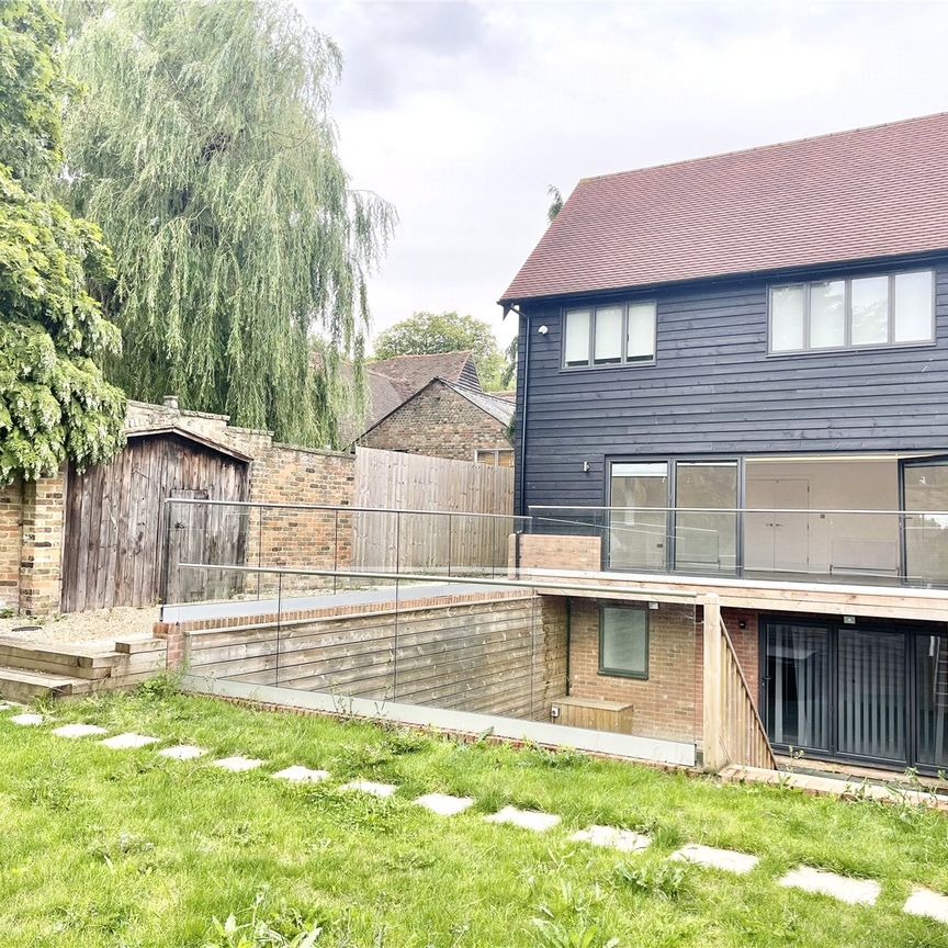 The Stables, Allum Lane - Photo 1
