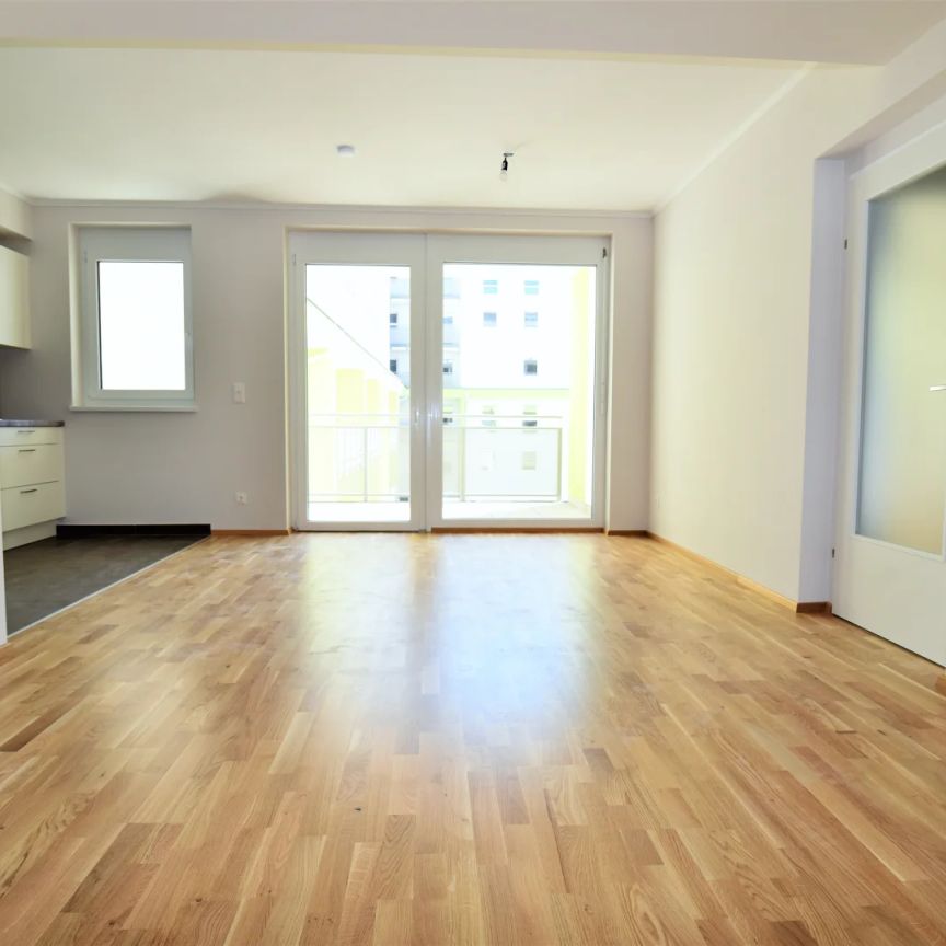 Ideale Hofruhelage! Neuwertige 2 Zimmer Wohnung mit großer Loggia! - Foto 1