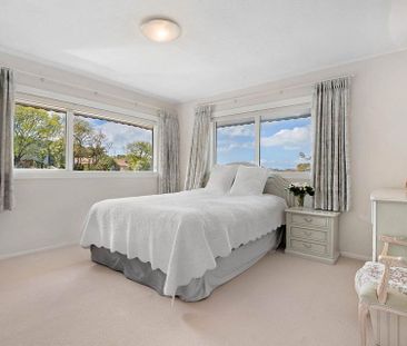 Quiet, Sun-Drenched Upstairs Retreat in Remuera - Photo 4