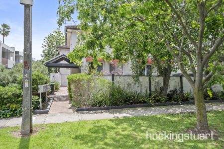 Ultra Convenient First Floor Apartment With Bonus Courtyard Space - Photo 4