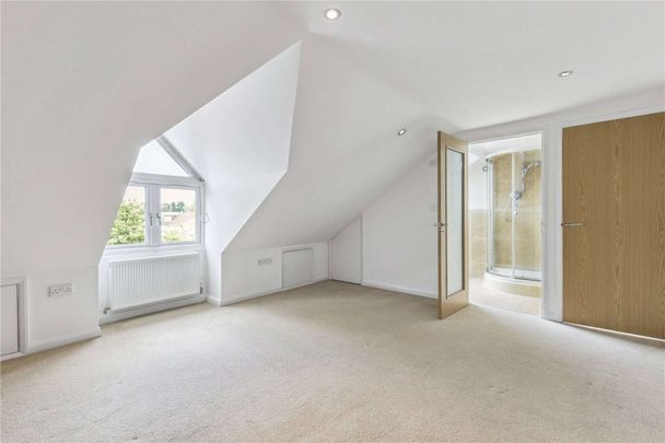 A modern and deceptively spacious detached home near the river and station, with well-presented interiors and a lovely layout - Photo 1