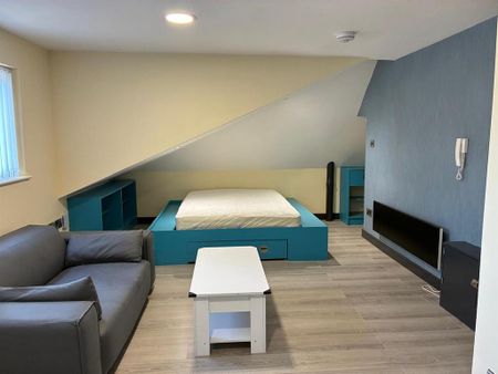 1 bedroom in a house share to rent - Photo 2